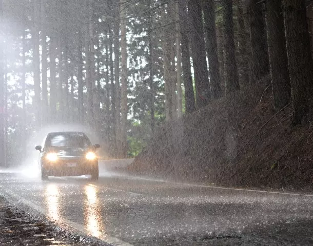 How to jumpstart a car in the rain avoiding the thunderstorm and lightning